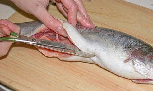 برش ماهی با دقت روی تخته برش شخصی در برابر هجوم انگل محافظت می کند