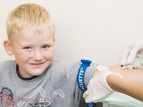 در صورت مشکوک شدن به عفونت با انگل، کودک برای تجزیه و تحلیل خون اهدا می کند