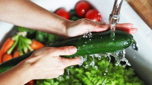 شستن سبزیجات برای جلوگیری از عفونت با انگل های تک یاخته ای